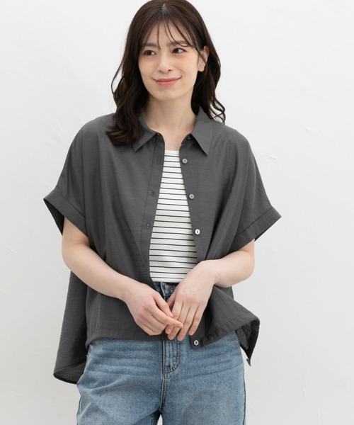 Honeys(ハニーズ)の「【ハニさら・接触冷感】裾ドロストシアーシャツ(シャツ/ブラウス・レディース・スミクロ/ブラウン/グレイッシュベージュ/グレイッシュブルー・L/LL/M)」の7枚目の写真