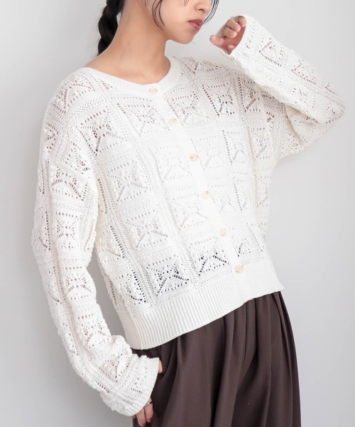 for/c(フォーシー)の「モチーフニット2wayカーディガン【サスティナブル】(カーディガン/ボレロ・レディース・ブラック/オフホワイト/レッド・L/M)」の22枚目の写真