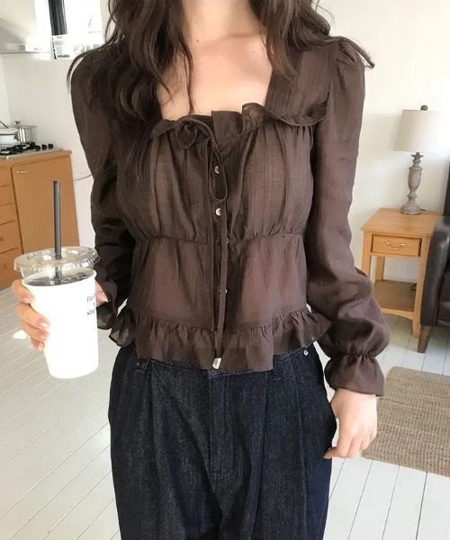 AMAJI(アマジ)の「フリルデザイン ギャザー スクエアネック 前ボタン 長袖 ウエスト切替 ペプラム裾 ブラウス(シャツ/ブラウス・レディース・ベージュ/ブラウン・FREE)」の2枚目の写真