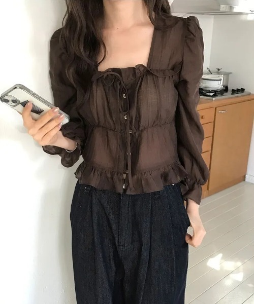 AMAJI(アマジ)の「フリルデザイン ギャザー スクエアネック 前ボタン 長袖 ウエスト切替 ペプラム裾 ブラウス(シャツ/ブラウス・レディース・ベージュ/ブラウン・FREE)」の5枚目の写真