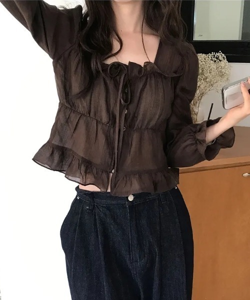 AMAJI(アマジ)の「フリルデザイン ギャザー スクエアネック 前ボタン 長袖 ウエスト切替 ペプラム裾 ブラウス(シャツ/ブラウス・レディース・ベージュ/ブラウン・FREE)」の6枚目の写真