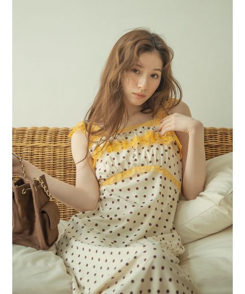 LILY BROWN(リリーブラウン)の「レーストリムサテンワンピース(ワンピース・レディース・ドット/ブラック/ピンクベージュ・0/1)」の5枚目の写真