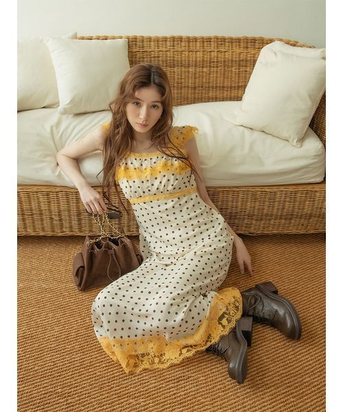 LILY BROWN(リリーブラウン)の「レーストリムサテンワンピース(ワンピース・レディース・ドット/ブラック/ピンクベージュ・0/1)」の7枚目の写真