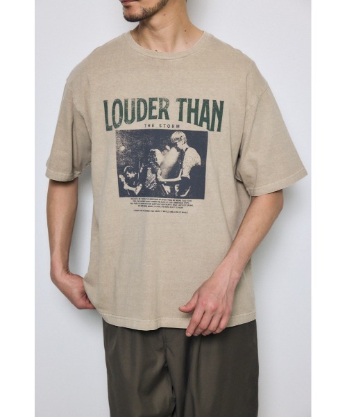 AZUL by moussy(アズールバイマウジー)の「LOUNDER THAN Tシャツ 春服 夏服 秋服 半袖 グラフィック ロゴ(Tシャツ/カットソー・メンズ・ベージュ/ホワイト/ブラック・SMALL/MEDIUM/LARGE)」の1枚目の写真