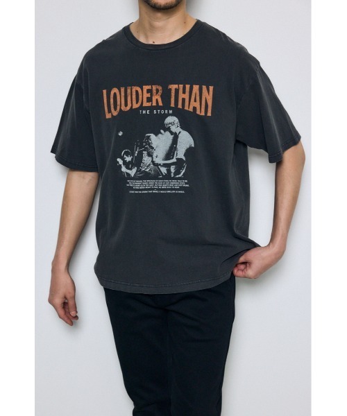 AZUL by moussy(アズールバイマウジー)の「LOUNDER THAN Tシャツ 春服 夏服 秋服 半袖 グラフィック ロゴ(Tシャツ/カットソー・メンズ・ベージュ/ホワイト/ブラック・SMALL/MEDIUM/LARGE)」の3枚目の写真