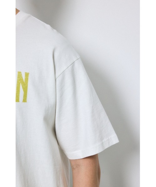 AZUL by moussy(アズールバイマウジー)の「LOUNDER THAN Tシャツ 春服 夏服 秋服 半袖 グラフィック ロゴ(Tシャツ/カットソー・メンズ・ベージュ/ホワイト/ブラック・SMALL/MEDIUM/LARGE)」の11枚目の写真