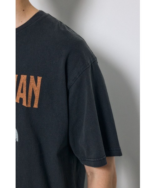 AZUL by moussy(アズールバイマウジー)の「LOUNDER THAN Tシャツ 春服 夏服 秋服 半袖 グラフィック ロゴ(Tシャツ/カットソー・メンズ・ベージュ/ホワイト/ブラック・SMALL/MEDIUM/LARGE)」の20枚目の写真