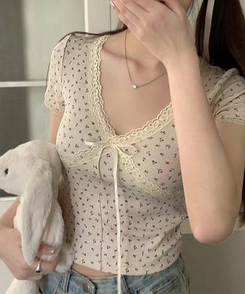 leune(ルネ)の「パット付きフラワー柄ショートトップス(Tシャツ/カットソー・レディース・ブラック/アイボリー・FREE)」の8枚目の写真