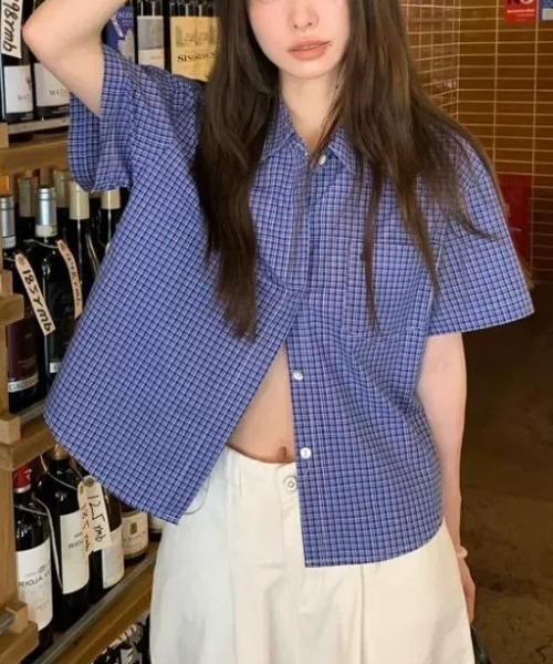 SHEPP(シープ)の「クロップド丈 ギンガムチェック 半袖シャツ(シャツ/ブラウス・レディース・ブルー・S/M)」の6枚目の写真