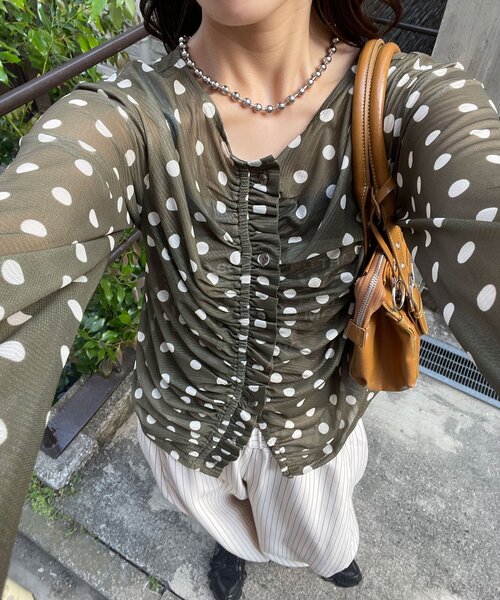 CIAOPANIC(チャオパニック)の「フロントシャーリングドット柄シアーメッシュトップス(シャツ/ブラウス・レディース・ブラウン/ネイビー/イエロー/ブルー系その他・ONE SIZE)」の2枚目の写真