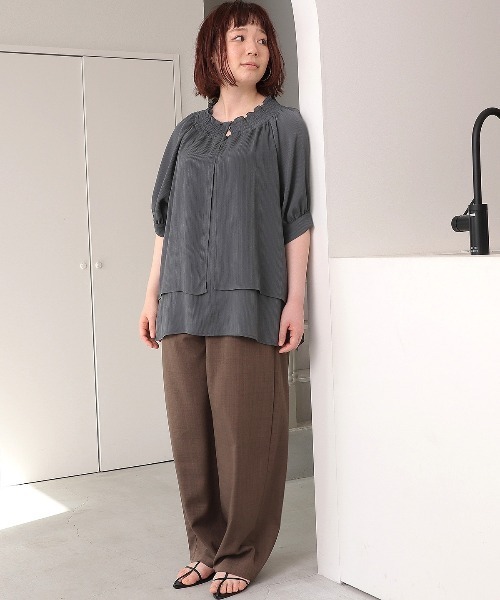 leswel(レスウェル)の「【M~5L】シャーリングギャザーブラウス(シャツ/ブラウス・レディース・ブルー/ブラウン/チャコールグレー・M/3L/LL/L/5L/4L)」の15枚目の写真
