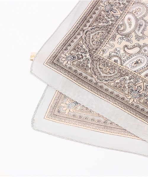 Khaju(カージュ)の「Khaju: ペイズリープリントスカーフ(バンダナ/スカーフ・レディース・ライトグレー・ONE SIZE)」の2枚目の写真