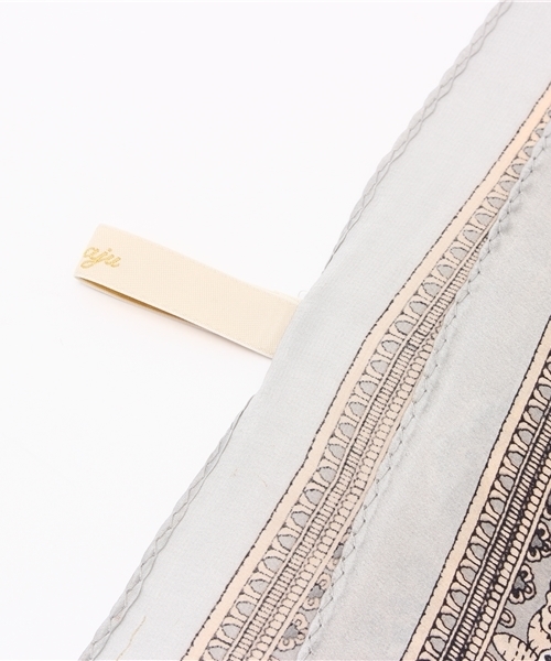 Khaju(カージュ)の「Khaju: ペイズリープリントスカーフ(バンダナ/スカーフ・レディース・ライトグレー・ONE SIZE)」の3枚目の写真