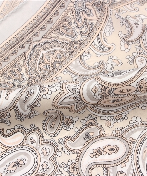 Khaju(カージュ)の「Khaju: ペイズリープリントスカーフ(バンダナ/スカーフ・レディース・ライトグレー・ONE SIZE)」の4枚目の写真