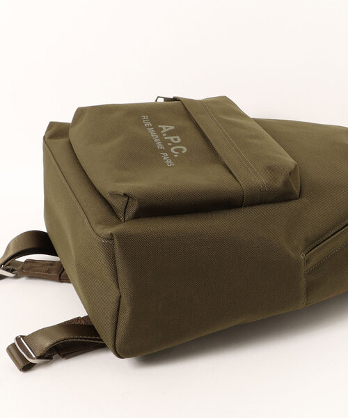 A.P.C.(アーペーセー)の「Backstage スモールリュックサック(バックパック/リュック・メンズ・カーキ・ONESIZE)」の3枚目の写真