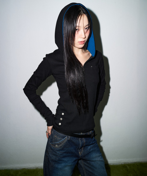 SOHUL（ソフル）の「Skin Belt Half Hood Zip (ブルー、ブラック)（パーカー・レディース・その他・FREE）」の2枚目の写真
