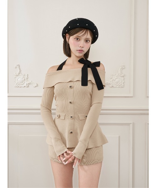 Darich(ダーリッチ)の「ホルターリボンペプラムニットセットアップ(セットアップ・レディース・ベージュ/ホワイト/ブラック/グレー・FREE)」の4枚目の写真