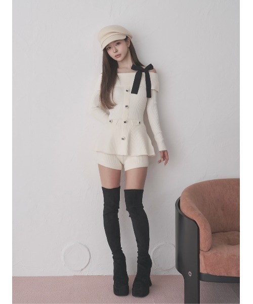 Darich(ダーリッチ)の「ホルターリボンペプラムニットセットアップ(セットアップ・レディース・ベージュ/ホワイト/ブラック/グレー・FREE)」の6枚目の写真