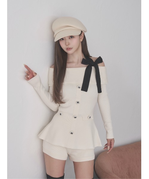Darich(ダーリッチ)の「ホルターリボンペプラムニットセットアップ(セットアップ・レディース・ベージュ/ホワイト/ブラック/グレー・FREE)」の5枚目の写真