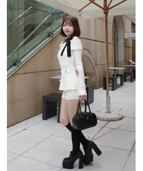 Darich(ダーリッチ)の「ホルターリボンペプラムニットセットアップ(セットアップ・レディース・ベージュ/ホワイト/ブラック/グレー・FREE)」の13枚目の写真