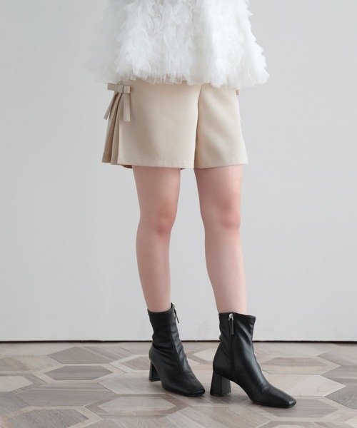 Fit more(フィットモア)の「サイドタックリボンショートパンツ(その他パンツ・レディース・ブラック/アイボリー・M/S)」の2枚目の写真