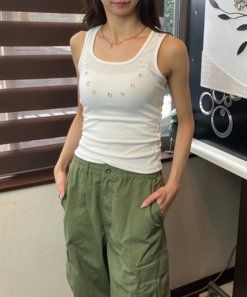 tolene(トレネ)の「メタルディテール ラウンドスクエアネック フィットタンクトップ(タンクトップ・レディース・ブラック/ホワイト・FREE)」の13枚目の写真