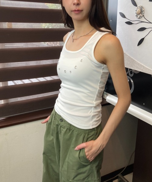 tolene(トレネ)の「メタルディテール ラウンドスクエアネック フィットタンクトップ(タンクトップ・レディース・ブラック/ホワイト・FREE)」の6枚目の写真