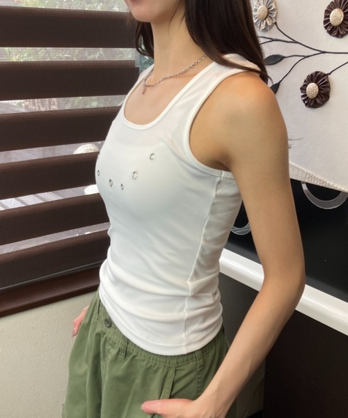 tolene(トレネ)の「メタルディテール ラウンドスクエアネック フィットタンクトップ(タンクトップ・レディース・ブラック/ホワイト・FREE)」の7枚目の写真