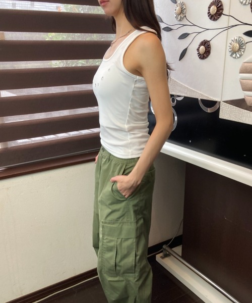 tolene(トレネ)の「メタルディテール ラウンドスクエアネック フィットタンクトップ(タンクトップ・レディース・ブラック/ホワイト・FREE)」の15枚目の写真