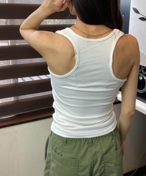tolene(トレネ)の「メタルディテール ラウンドスクエアネック フィットタンクトップ(タンクトップ・レディース・ブラック/ホワイト・FREE)」の8枚目の写真