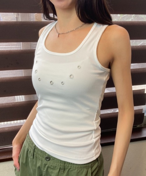 tolene(トレネ)の「メタルディテール ラウンドスクエアネック フィットタンクトップ(タンクトップ・レディース・ブラック/ホワイト・FREE)」の3枚目の写真