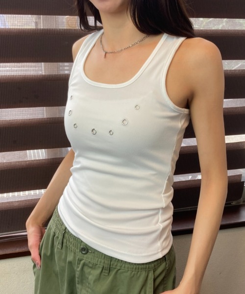 tolene(トレネ)の「メタルディテール ラウンドスクエアネック フィットタンクトップ(タンクトップ・レディース・ブラック/ホワイト・FREE)」の4枚目の写真