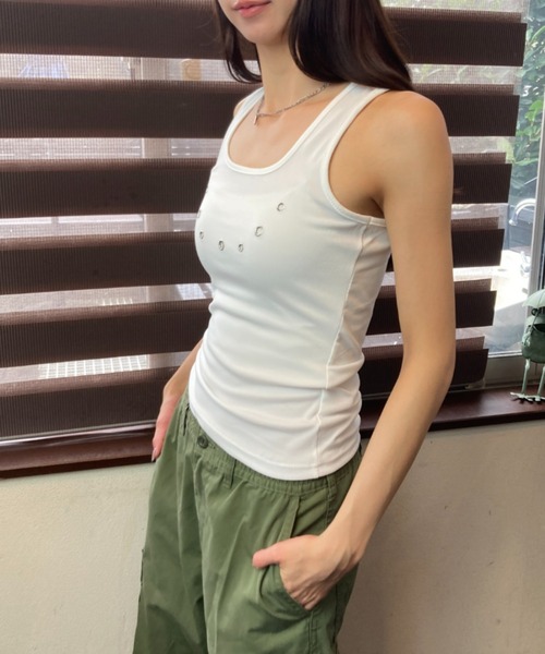 tolene(トレネ)の「メタルディテール ラウンドスクエアネック フィットタンクトップ(タンクトップ・レディース・ブラック/ホワイト・FREE)」の5枚目の写真
