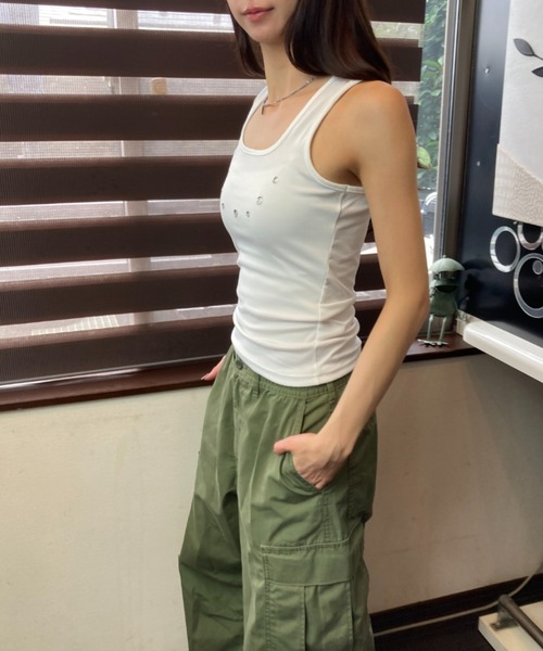 tolene(トレネ)の「メタルディテール ラウンドスクエアネック フィットタンクトップ(タンクトップ・レディース・ブラック/ホワイト・FREE)」の14枚目の写真