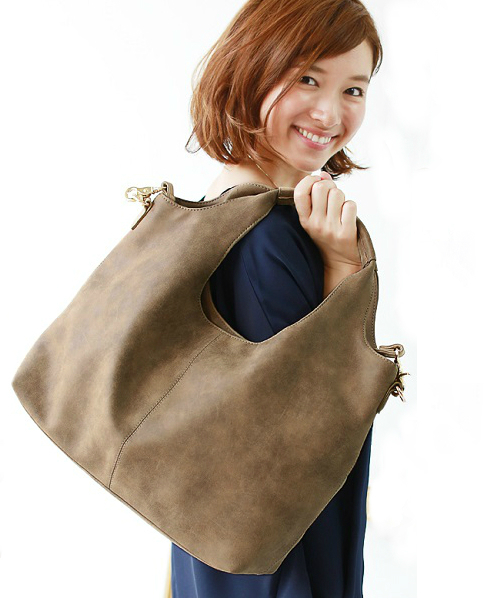 REAL CUBE(リアルキューブ)の「REAL CUBE フェイクレザー2WAYバッグ(ショルダーバッグ・レディース・モスグリーン/ワインレッド/オフホワイト/ブラック/モカ/ベージュ/オレンジ・FREE)」の4枚目の写真