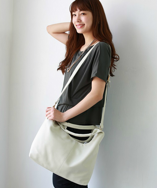 REAL CUBE(リアルキューブ)の「REAL CUBE フェイクレザー2WAYバッグ(ショルダーバッグ・レディース・モスグリーン/ワインレッド/オフホワイト/ブラック/モカ/ベージュ/オレンジ・FREE)」の1枚目の写真