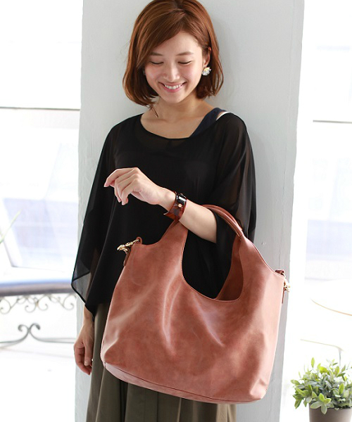 REAL CUBE(リアルキューブ)の「REAL CUBE フェイクレザー2WAYバッグ(ショルダーバッグ・レディース・モスグリーン/ワインレッド/オフホワイト/ブラック/モカ/ベージュ/オレンジ・FREE)」の7枚目の写真