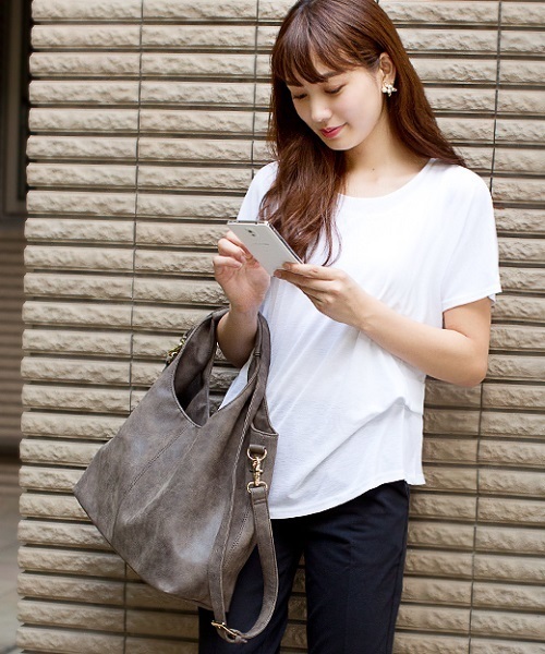 REAL CUBE(リアルキューブ)の「REAL CUBE フェイクレザー2WAYバッグ(ショルダーバッグ・レディース・モスグリーン/ワインレッド/オフホワイト/ブラック/モカ/ベージュ/オレンジ・FREE)」の3枚目の写真