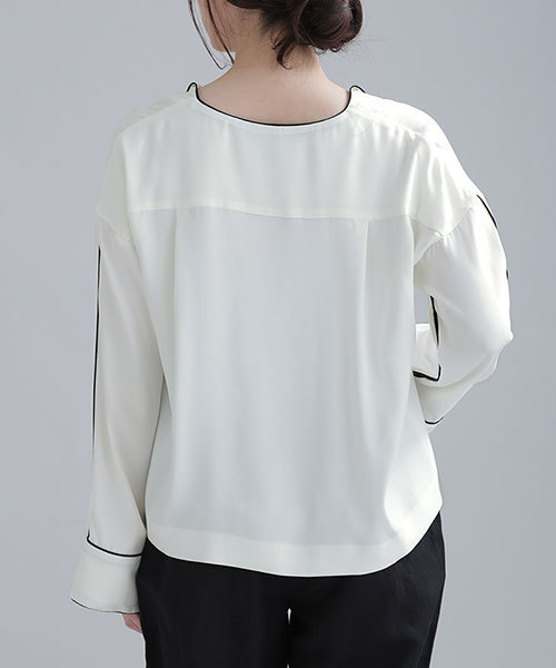 NANO universe（ナノユニバース）の「サテンパイピングブラウス（シャツ/ブラウス・レディース・ダークカーキ/オフホワイト・36/38）」の17枚目の写真