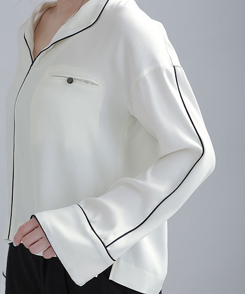 NANO universe（ナノユニバース）の「サテンパイピングブラウス（シャツ/ブラウス・レディース・ダークカーキ/オフホワイト・36/38）」の19枚目の写真