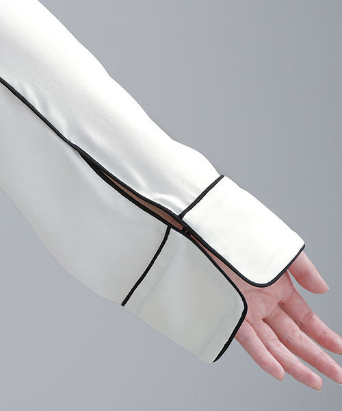 NANO universe（ナノユニバース）の「サテンパイピングブラウス（シャツ/ブラウス・レディース・ダークカーキ/オフホワイト・36/38）」の20枚目の写真