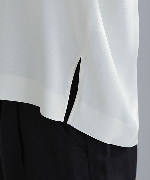 NANO universe（ナノユニバース）の「サテンパイピングブラウス（シャツ/ブラウス・レディース・ダークカーキ/オフホワイト・36/38）」の21枚目の写真