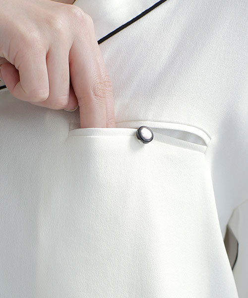 NANO universe（ナノユニバース）の「サテンパイピングブラウス（シャツ/ブラウス・レディース・ダークカーキ/オフホワイト・36/38）」の15枚目の写真