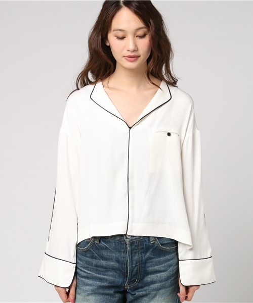 NANO universe（ナノユニバース）の「サテンパイピングブラウス（シャツ/ブラウス・レディース・ダークカーキ/オフホワイト・36/38）」の3枚目の写真