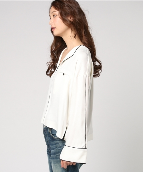 NANO universe（ナノユニバース）の「サテンパイピングブラウス（シャツ/ブラウス・レディース・ダークカーキ/オフホワイト・36/38）」の4枚目の写真