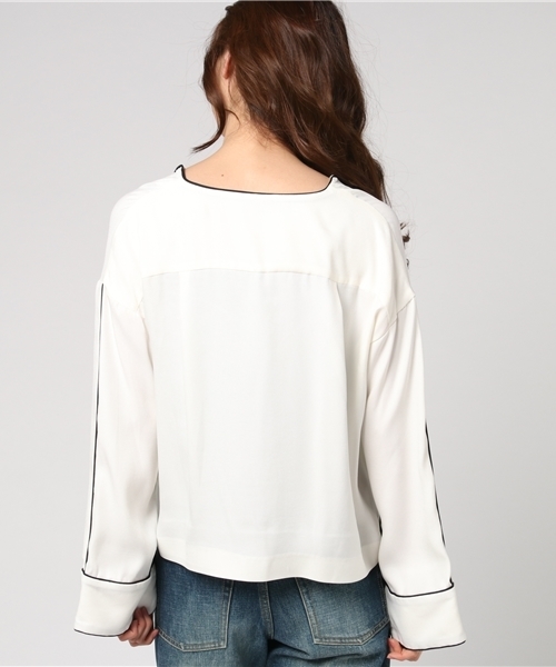 NANO universe（ナノユニバース）の「サテンパイピングブラウス（シャツ/ブラウス・レディース・ダークカーキ/オフホワイト・36/38）」の5枚目の写真