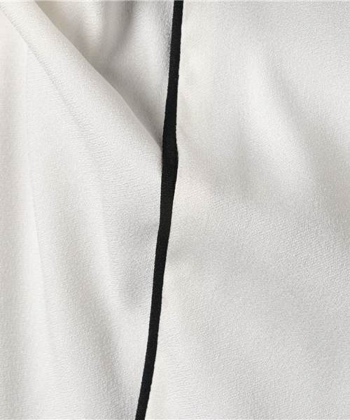 NANO universe（ナノユニバース）の「サテンパイピングブラウス（シャツ/ブラウス・レディース・ダークカーキ/オフホワイト・36/38）」の10枚目の写真