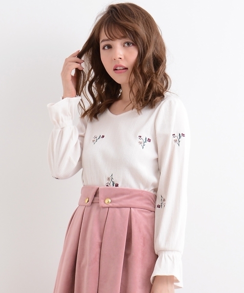 MAJESTIC LEGON（マジェスティックレゴン）の「【WEB限定価格】総刺繍ビジュー長袖プルオーバー（Tシャツ/カットソー・レディース・ブラック/アイボリー/ボルドー/ラベンダー・MEDIUM）」の2枚目の写真