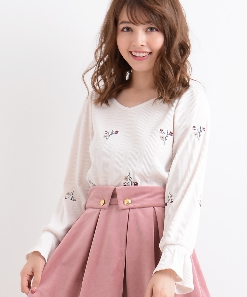 MAJESTIC LEGON（マジェスティックレゴン）の「【WEB限定価格】総刺繍ビジュー長袖プルオーバー（Tシャツ/カットソー・レディース・ブラック/アイボリー/ボルドー/ラベンダー・MEDIUM）」の6枚目の写真