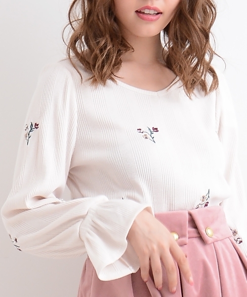 MAJESTIC LEGON（マジェスティックレゴン）の「【WEB限定価格】総刺繍ビジュー長袖プルオーバー（Tシャツ/カットソー・レディース・ブラック/アイボリー/ボルドー/ラベンダー・MEDIUM）」の7枚目の写真